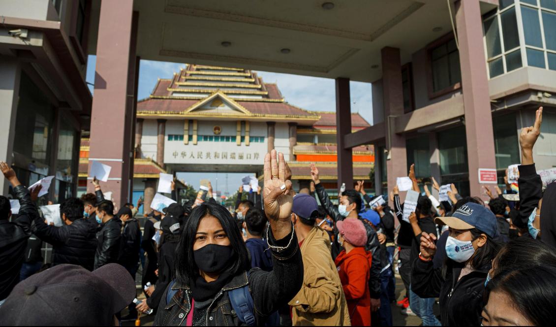 Människor deltar i en demonstration mot militärkuppen i Myanmar i staden Muse i delstaten Shan, nära gränsen mot Kina, 8 februari 2021. Foto: STR/AFP via Getty Images