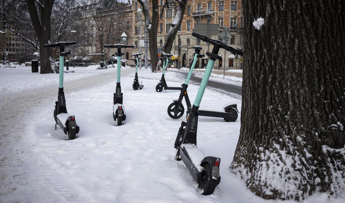 Slopad begränsning av motoreffekten för elsparkcyklar och förbud mot att köra elsparkcykel på trottoaren är några av Transportstyrelsens förslag. Foto: Sofia Drevemo