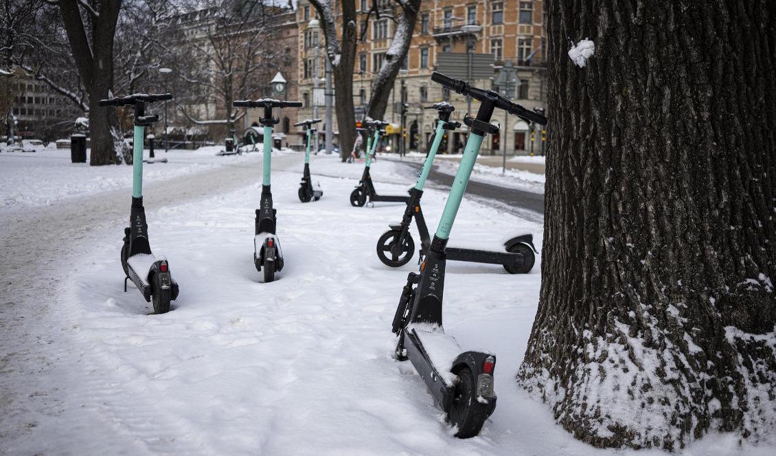 

Slopad begränsning av motoreffekten för elsparkcyklar och förbud mot att köra elsparkcykel på trottoaren är några av Transportstyrelsens förslag. Foto: Sofia Drevemo                                                                                        