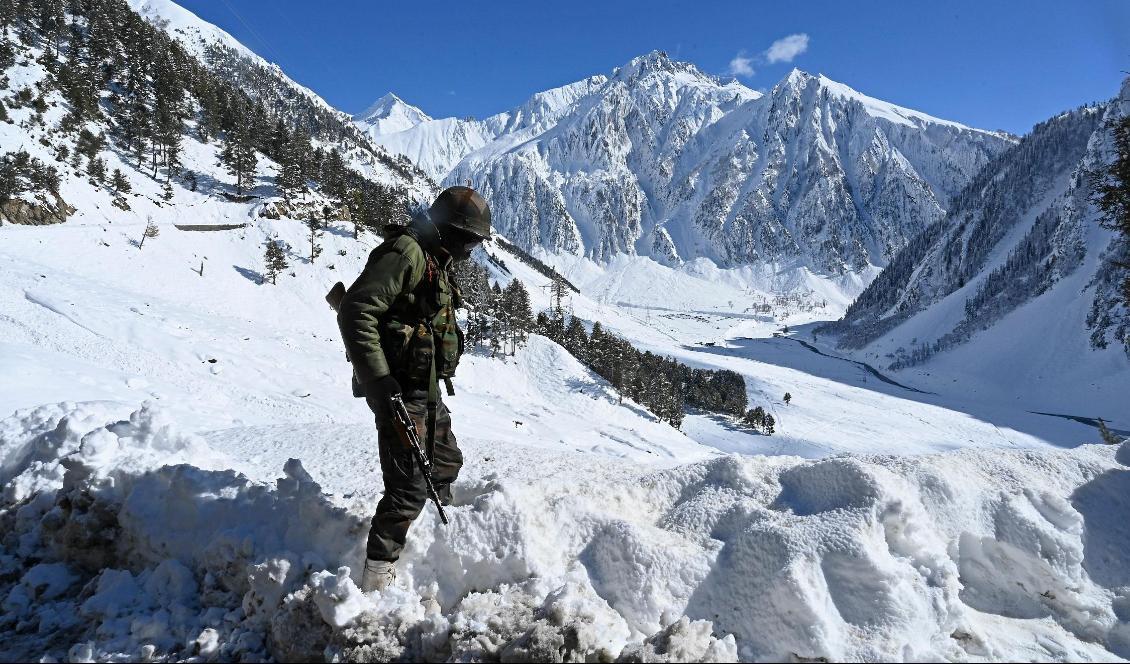 
En indisk soldat på en snötäckt väg i Ladakh-regionen som gränsar till Kina. Foto: Tauseef Mustafa/AFP via Getty Image                                            