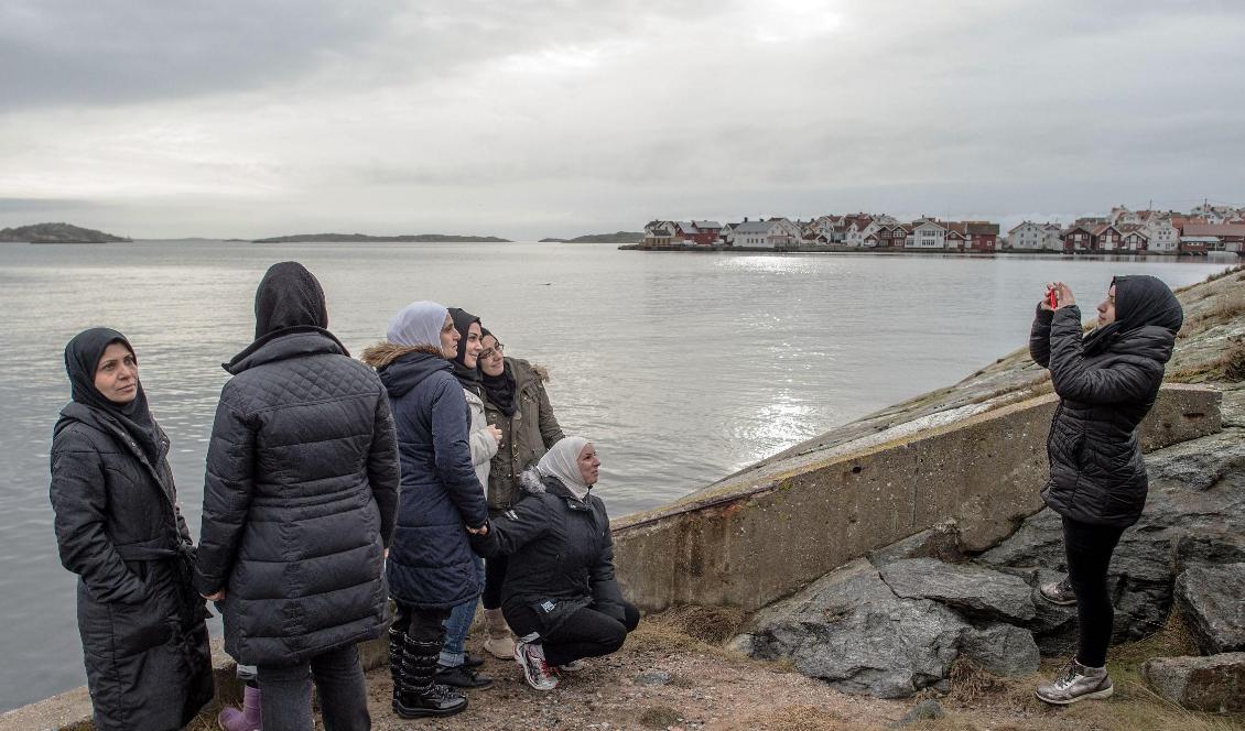Muslimska kvinnor tar bilder vid havet, vid Klädesholmen, Sverige, den 10 februari 2016. Foto: David Ramos/Getty Images