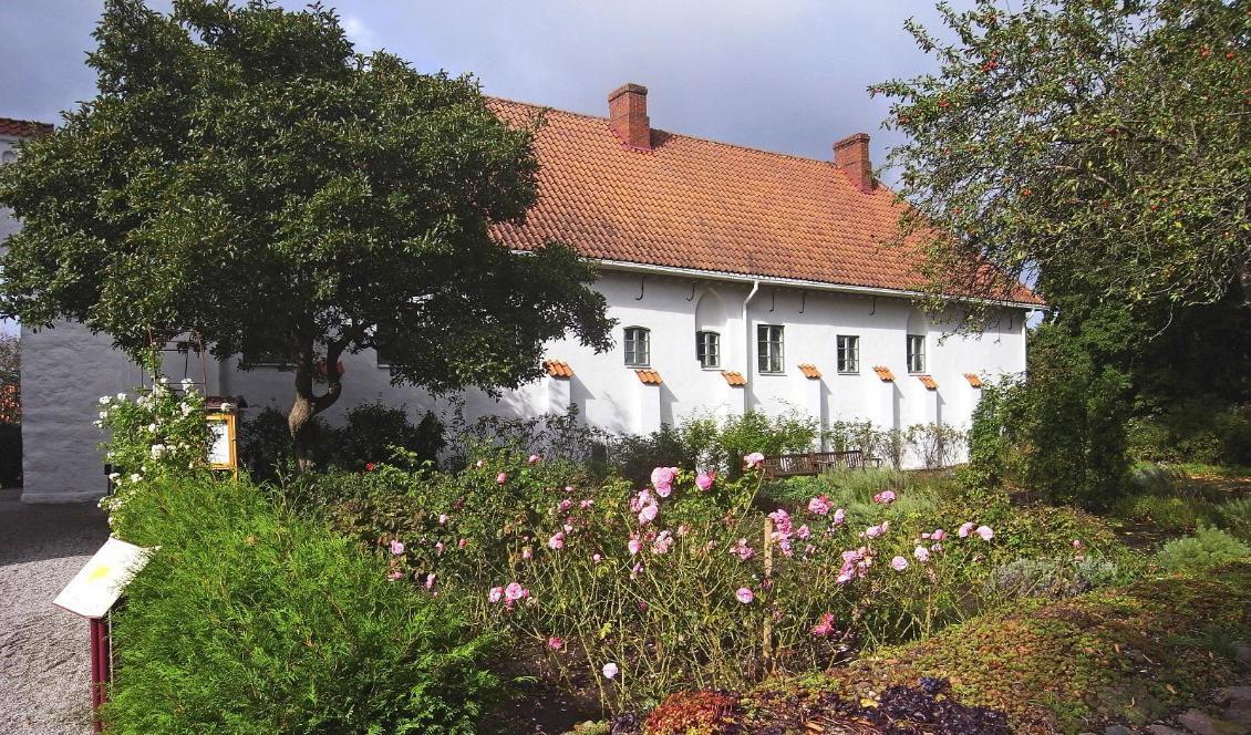 

På Dalby kungsgård finns spår av medeltiden, och boningshuset är det äldsta bebodda huset i Skåne. Idag bedrivs här jordbruk och hästverksamhet. Foto: Anders Bodin/Statens fastighetsverk                                                                                        
