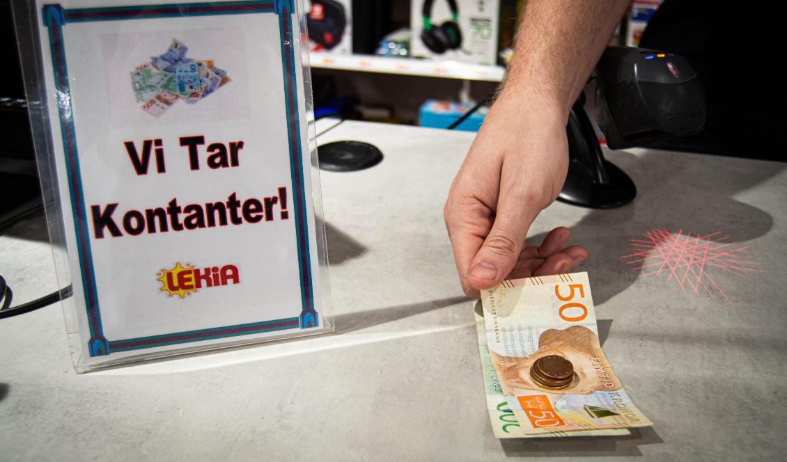 Hos Lekia i Umeå har man tagit emot kontanter hela tiden, men på grund av att många frågade gjorde de en skylt. Foto: Eva Sagerfors