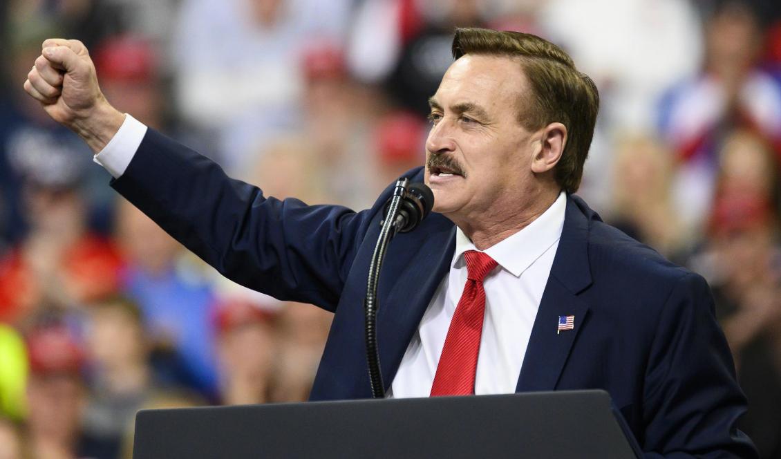 Mike Lindell, vd för My Pillow, har fått sin dokumentär ”Absolut proof” raderad på Youtube och Vimeo. I bilden syns han tala under en Donald Trump-kampanj den 10 oktober 2019 i Minneapolis i Minnesota. Foto: Stephen Maturen/Getty Images