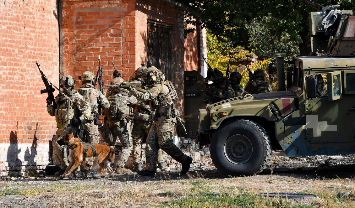 Personer i nationalgardet och säkerhetstjänsten genomför en anti-terrorövning i östra Ukraina den 13 oktober 2020. Foto: Genya Savilov/AFP via Getty Images.