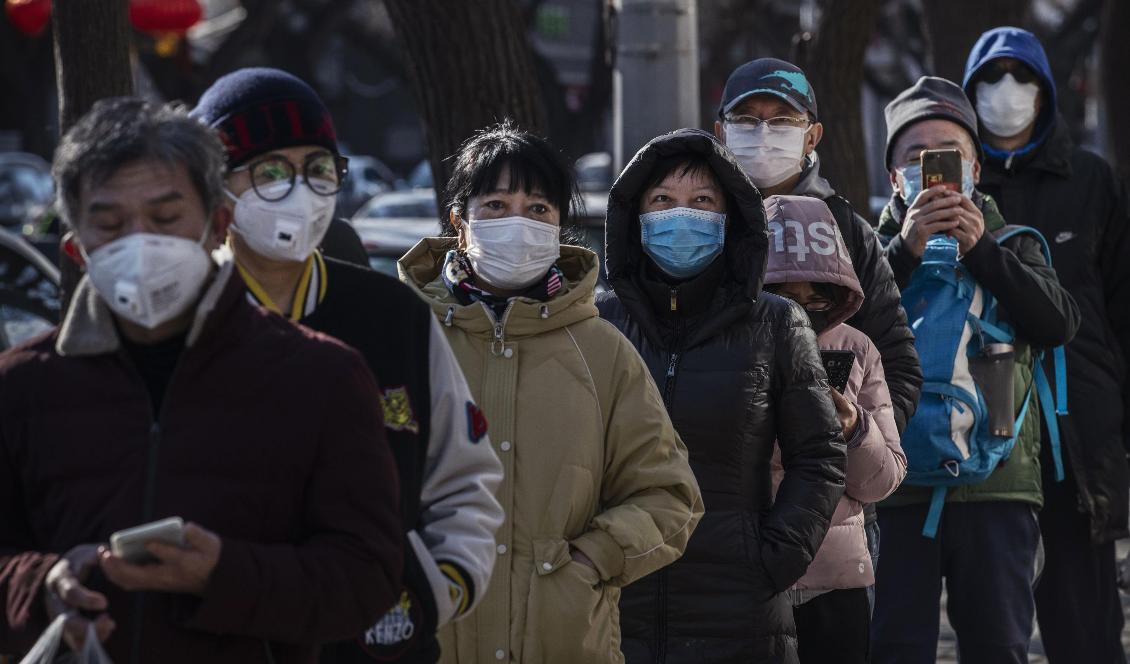 Människor står i kö till en butik i Peking i Kina den 16 februari 2020. Foto: Kevin Frayer/Getty Images