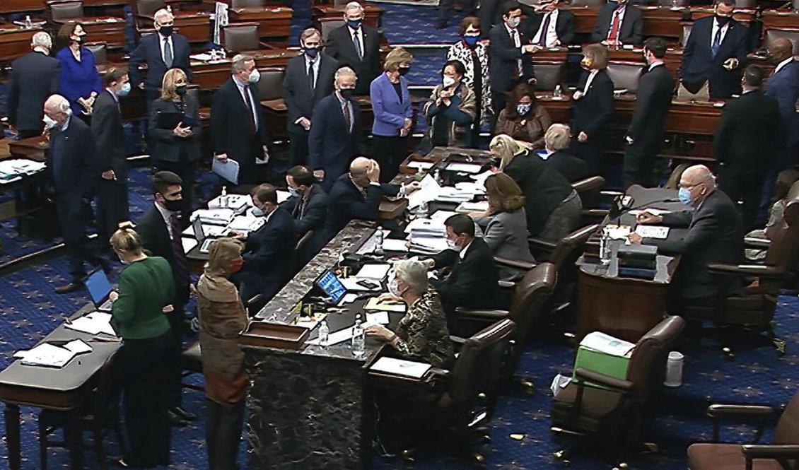 
Sittningen inför omröstningen om stimulanspaket i USA:s senat var rekordlång: 11 timmar och 50 minuter. Foto: USA:s senat via AP/TT                                            