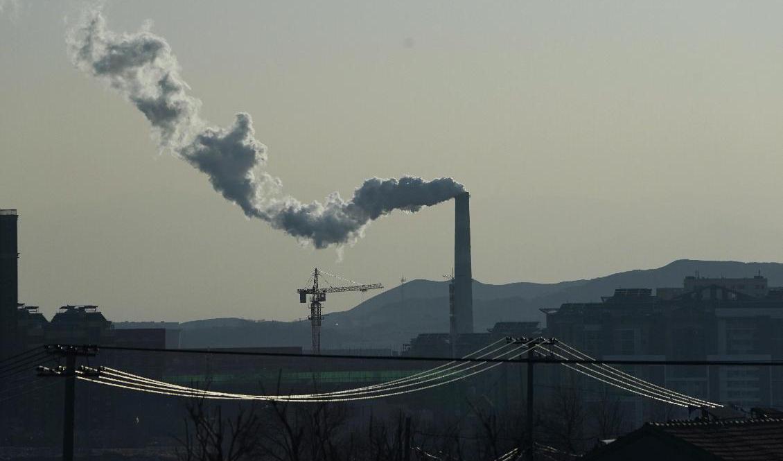Röken stiger från en skorsten i Zhangjiakou i nordvästra Kina. Nu varslar EU om klimattullar för att bekämpa utsläpp i länder som inte är lika aktiva mot klimatförändringarna. Arkivfoto. Foto: Ng Han Guan/AP/TT