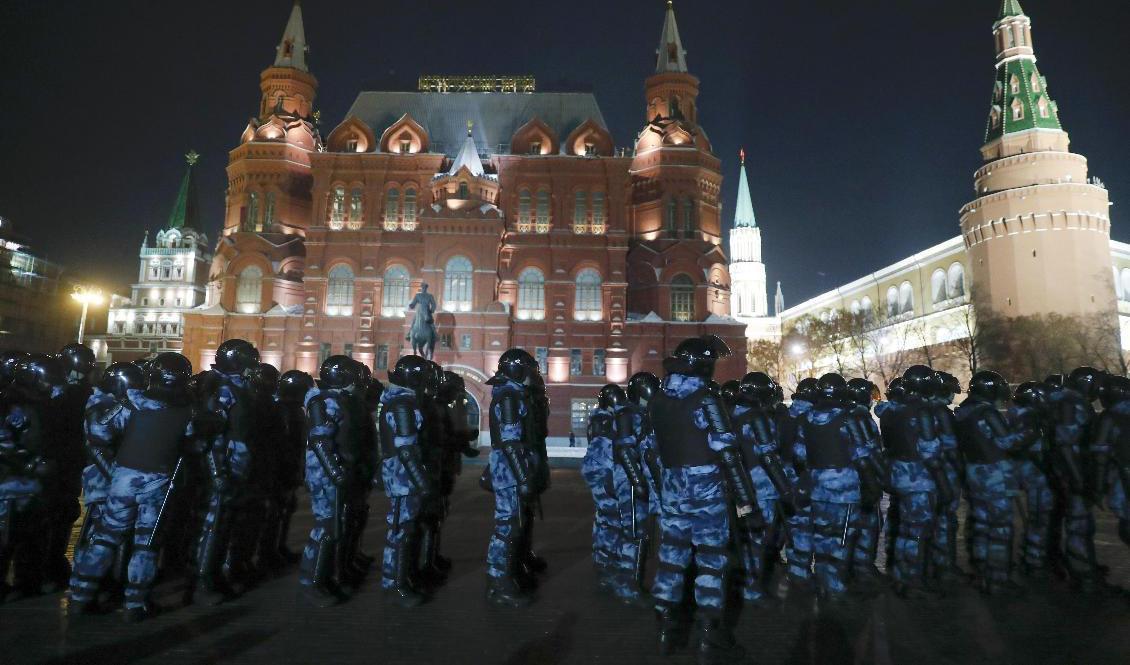 Rysk polis vid protester i Moskva tidigare i år. Arkivbild. Foto: Pavel Golovkin/AP/TT