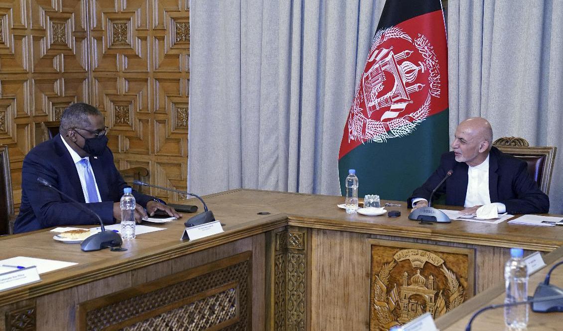 USA:s försvarsminister Lloyd Austin, till vänster, på ett möte med Afghanistans president Ashraf Ghani i den afghanska huvudstaden Kabul under söndagen. Foto: AP/TT