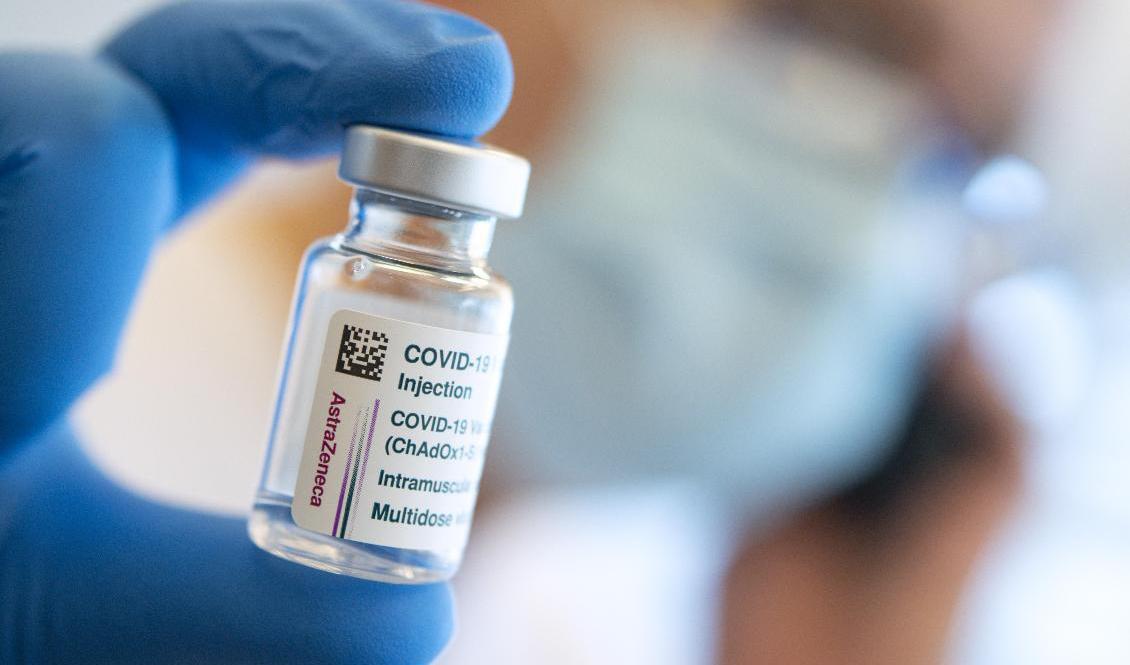 En Covid-19 vaccin dos från Astra Zeneca. Foto: Johan Nilsson/TT