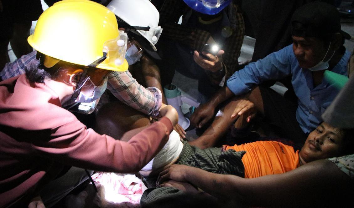 
Demonstrant som skadats i regimkritiska protester i Myanmar. Foto: AP/TT                                            