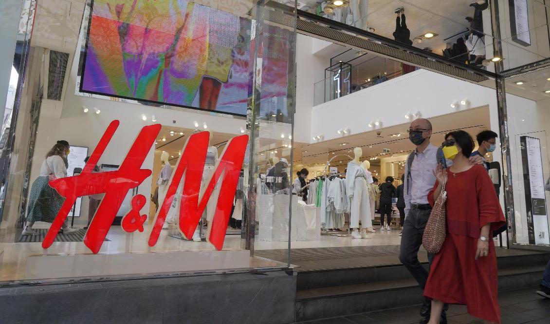
Butiker för H&M stängs och bojkottas i Kina. Foto: Kin Cheung/AP/TT                                            