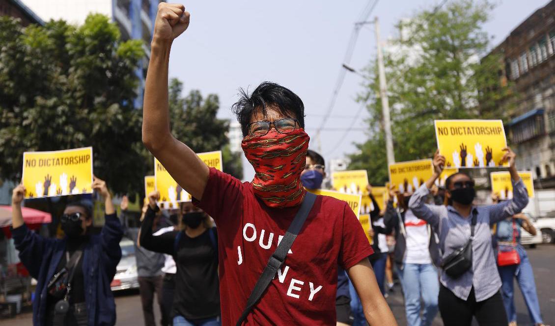 Demonstranter tågade i Rangoon (Yangon) under fredagen. Foto: AP/TT