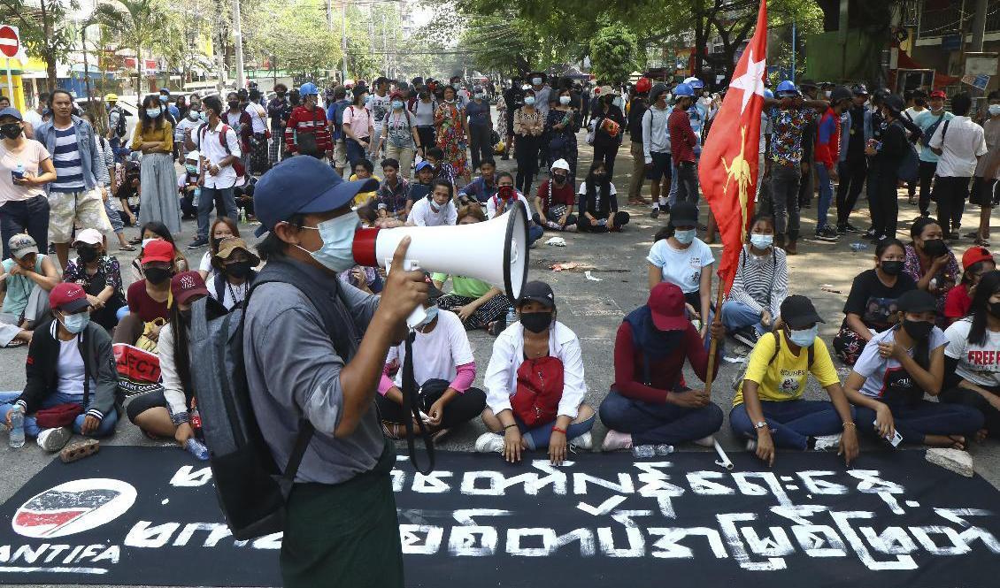 Protester mot militärjuntan i Myanmars största stad Rangoon (Yangon) på lördagen. Foto: AP/TT