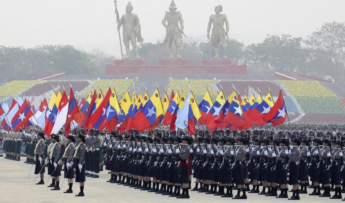 Soldater vid en parad i Naypyitaw under lördagen. Foto: AP/TT