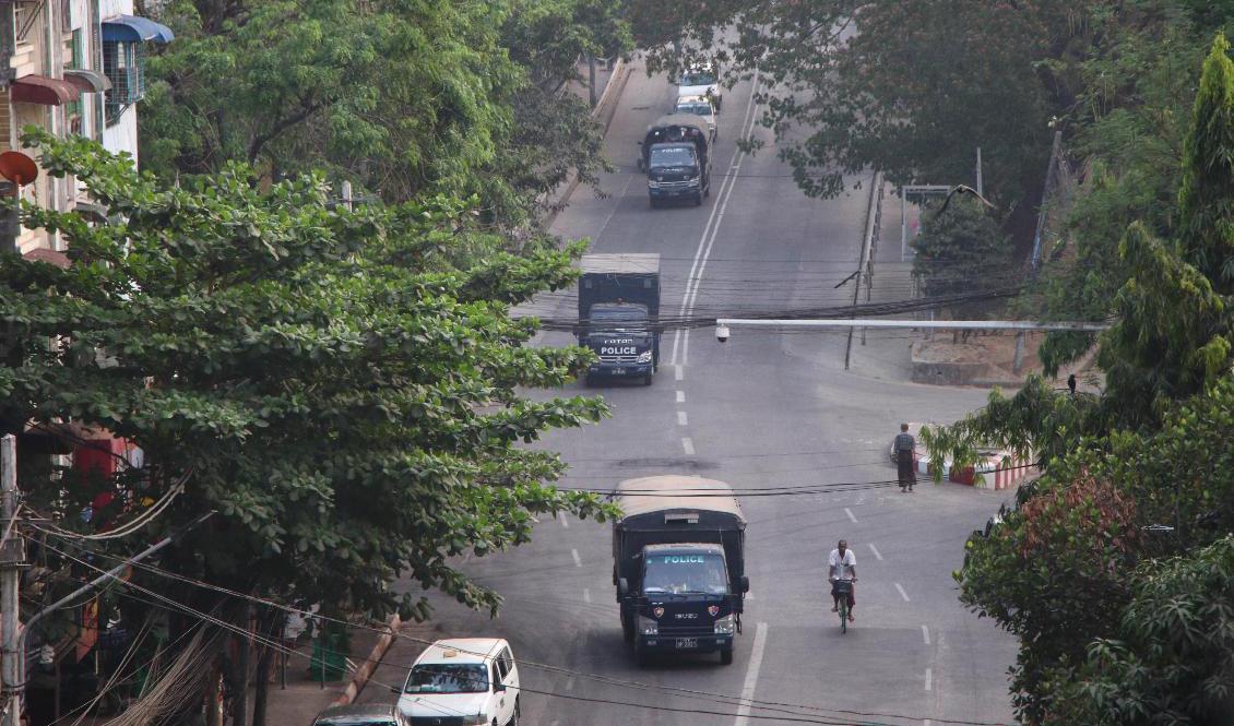 Säkerhetsstyrkor på gatorna i Myanmars största stad Rangoon på måndagen. Foto: AP/TT