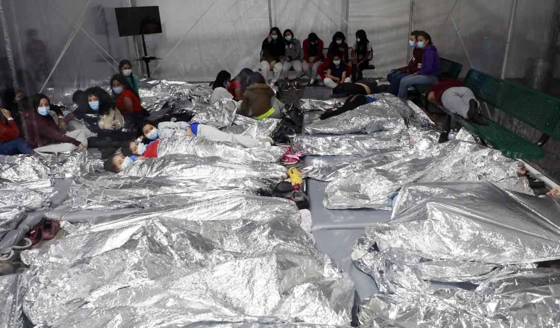 Ensamkommande barn sover med foliefiltar i Donna i Texas. Foto: Jaime Rodriguez Sr/CBP