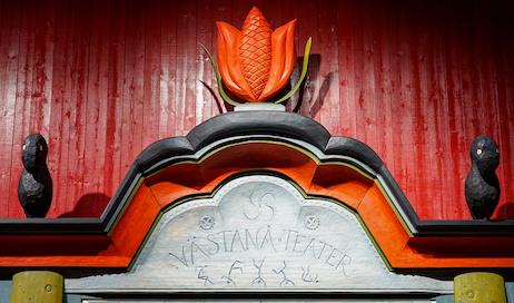 Entren till Västanå teater visar ett tydligt exempel på hur folkkonst används idag. Foto: Jögge Sundqvist