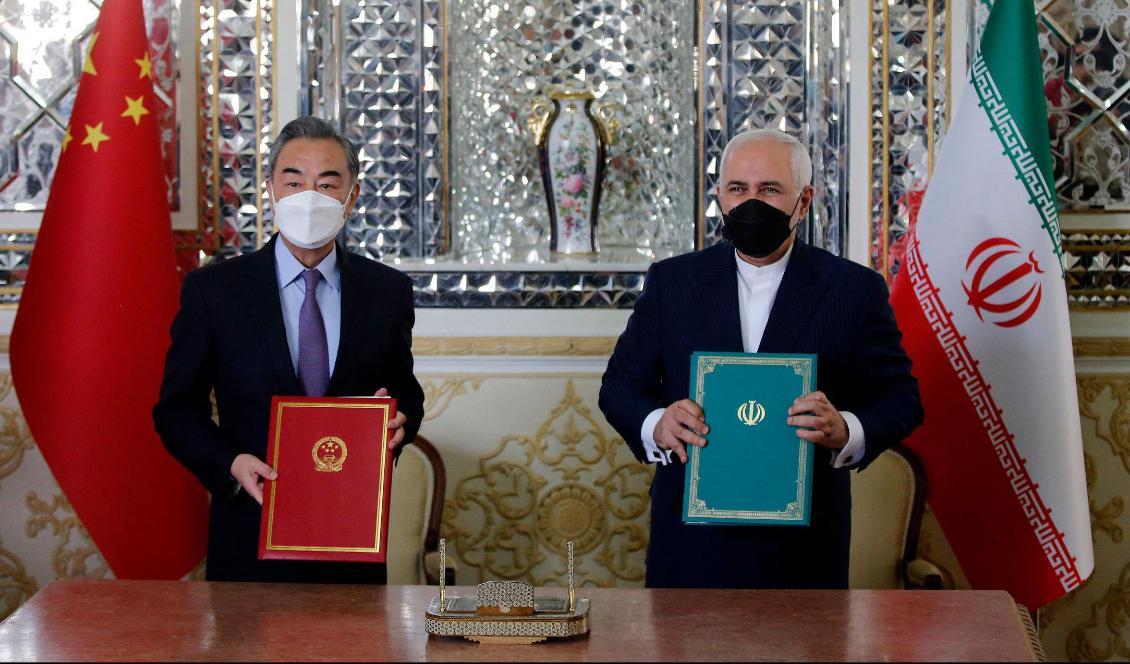 Irans utrikesminister Mohammad Javad Zarif (till höger) och Kinas utrikesminister Wang Yi i Tehran i Iran den 27 2021. Foto: AFP via Getty Images