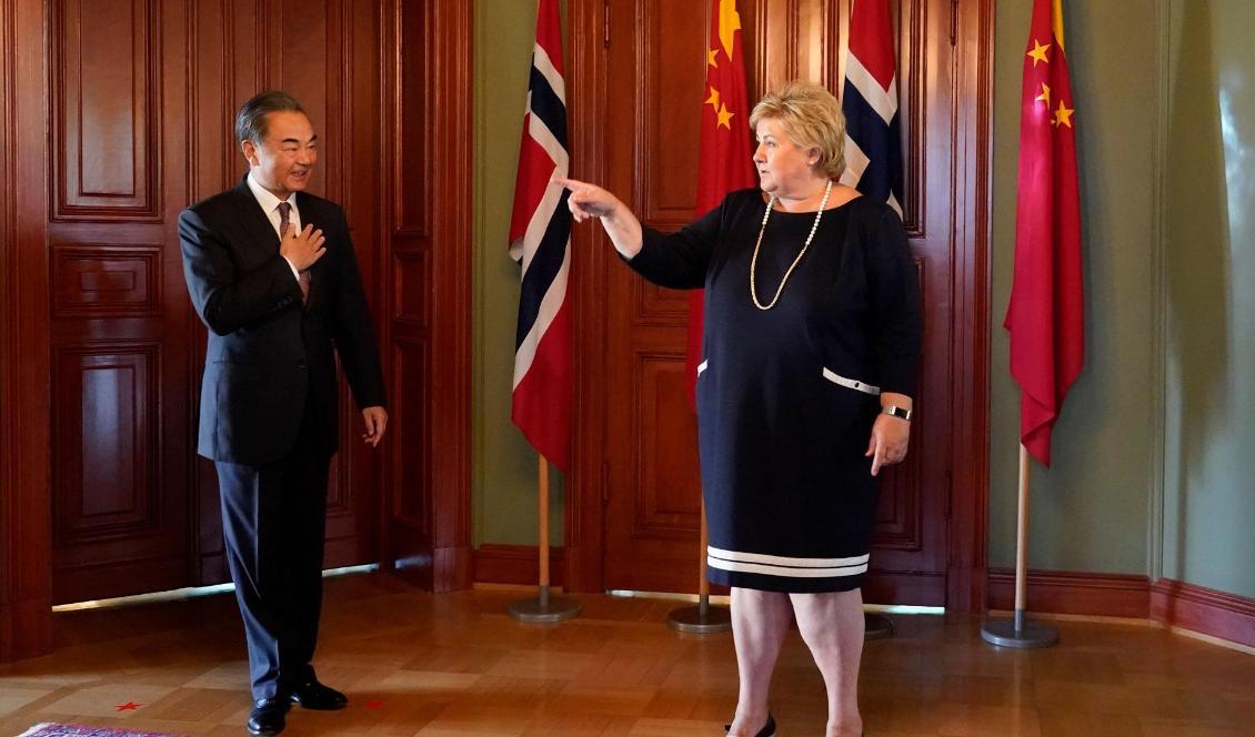 Kinas utrikesminister Wang Yi hälsar på Norges statsminister Erna Solberg under ett besök i Oslo den 27 augusti 2020. Foto: Heiko/NTB Scanpix/AFP via Getty Images