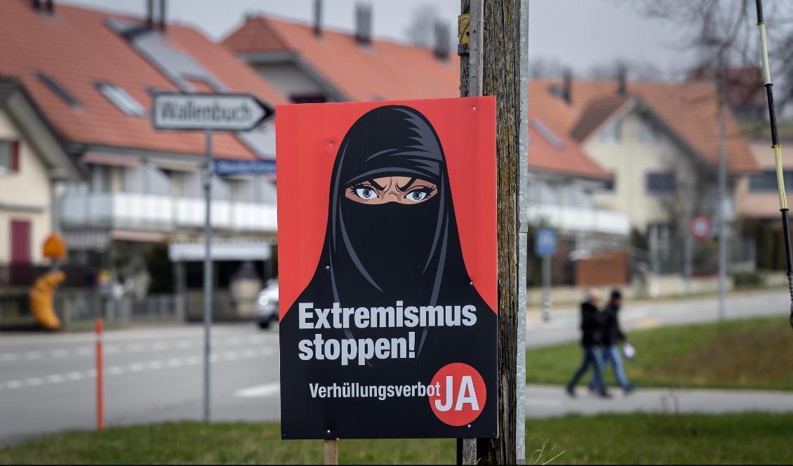 “Stoppa extremismen” står det på en skylt i Biberen nära Bern. Schweiz har röstat för ett förbud mot att täcka ansiktet på allmän plats. Foto: Fabrice Coffrini/AFP via Getty Images