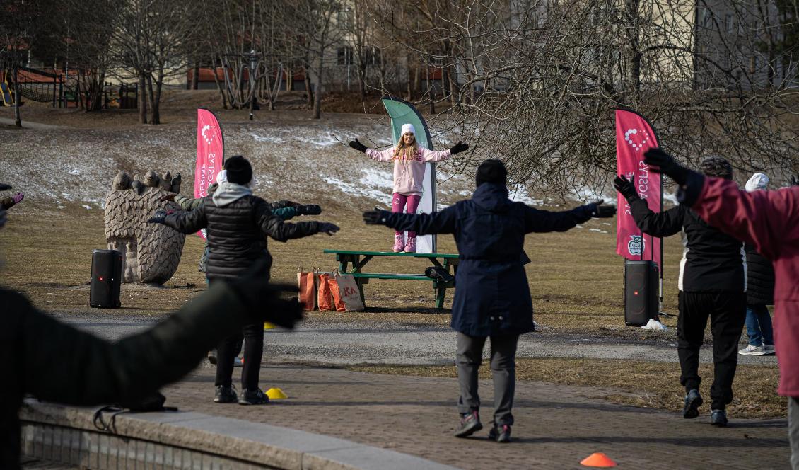 Många deltagare kommer med stavar och några med rullatorer. Emelie Johansson leder gruppen i Eskilsparken, Haninge den 19 mars 2020. Foto: Sofia Drevemo