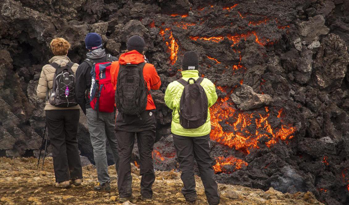 Åskådare vid Fagradalsfjäll i Island. Foto: Marco Di Marco/AP/TT