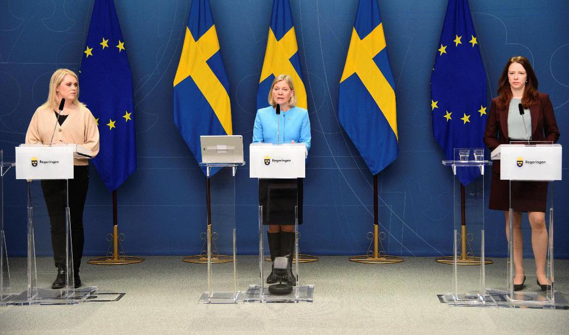 Socialminister Lena Hallengren, finansminister Magdalena Andersson och biträdande finansminister Åsa Lindhagen presenterar förslag ytterligare sju miljarder kronor på vården på grund av pandemin. Foto: Marko Säävälä/TT