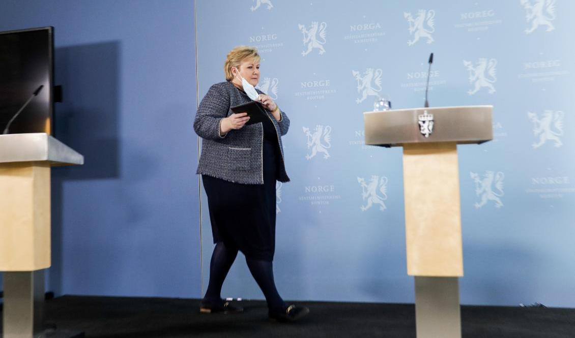 Norges statsminister Erna Solberg berättar om planerna för lättnader i restriktionerna vid en presskonferens. Foto: Berit Roald/NTB/TT