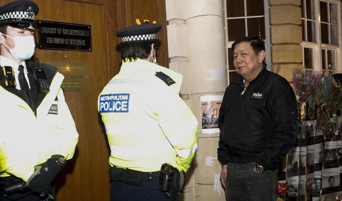 Myanmars ambassadör i Storbritannien, Kyaw Zwar Minn, pratar med polisen utanför ambassaden i London sedan Myanmars militärattaché tagit kontroll över byggnaden. Foto: Alastair Grant/AP/TT