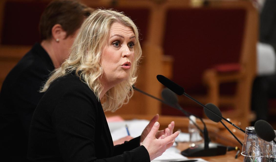 Socialminister Lena Hallengren (S) frågas ut i konstitutionsutskottet, KU, om regeringens agerande under coronapandemin. Foto: Fredrik Sandberg/TT