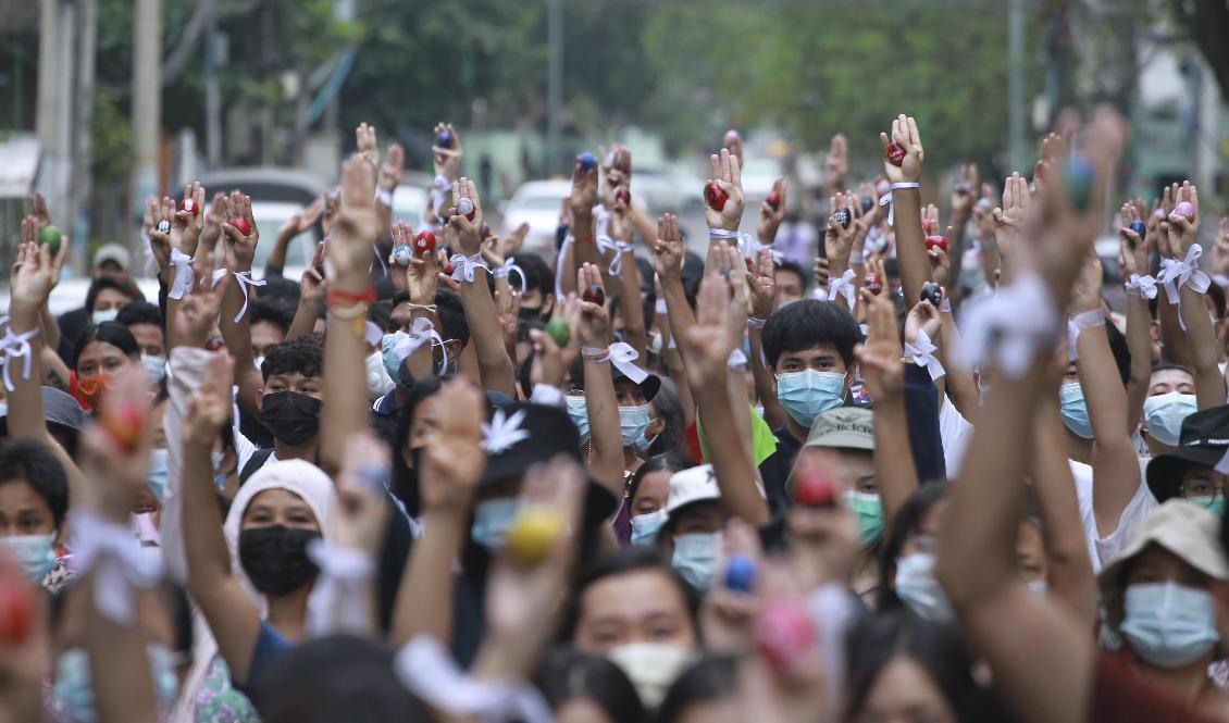 Demonstranter sprider i hemlighet ett nyhetsbrev i Myanmar. Arkivbild. Foto: AP/TT