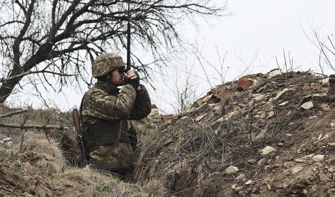 En ukrainsk soldat spanar över frontlinjen mot den ryssvänliga utbrytarrepubliken Donetsk. Spänningarna i östra Ukraina har tilltagit på sistone med ett skarpt ordkrig mellan Ryssland och Nato. Foto: AP/TT
