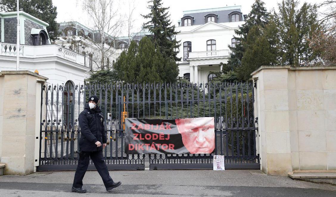 
En polisman passerar framför en protestbild uppsatt utanför den ryska ambassaden i Prag i fredags. Dagen efter att bilden togs utvisades 18 ryska diplomater från Tjeckien, misstänkta för att vara spioner. Foto: Petr David Josek/AP/TT                                            