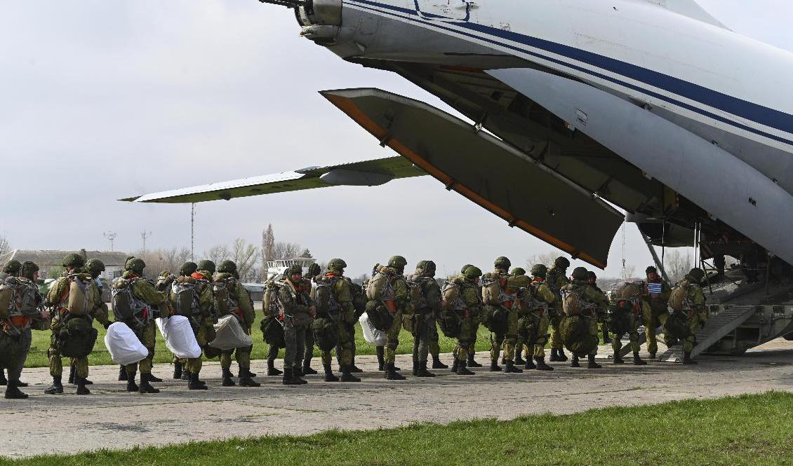 Ryska fallskärmsjägare i Taganrog, nära gränsen till Ukraina, på torsdagen. Foto: AP/TT