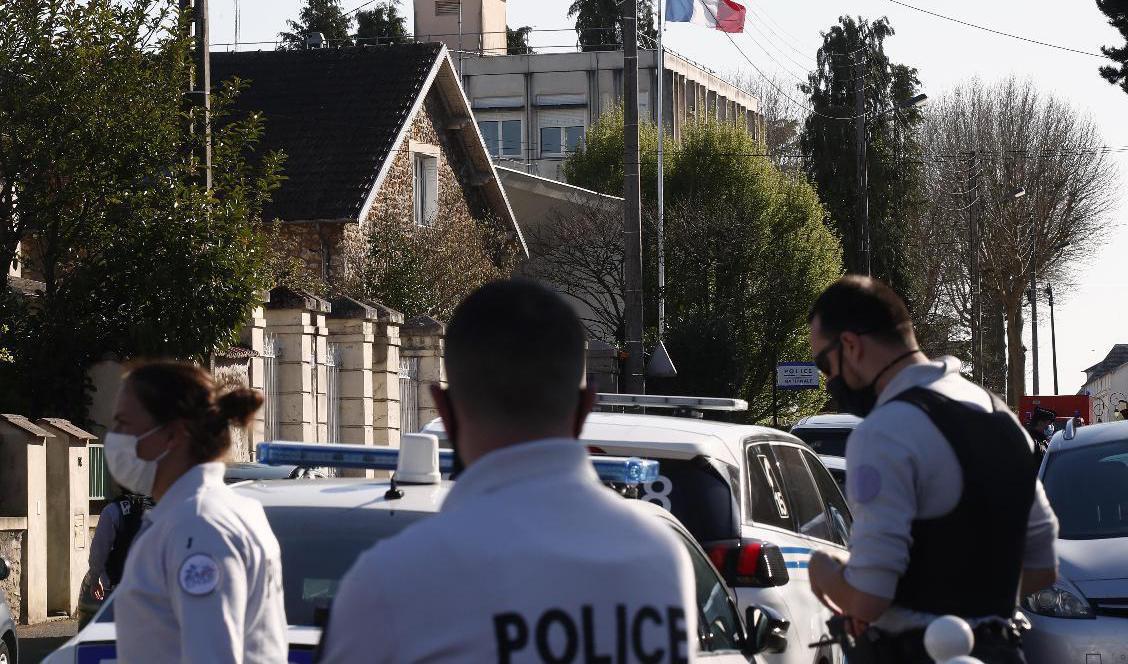 En polisanställd mördades vid en polisstation utanför Paris i fredags. Foto: Michel Euler/AP/TT