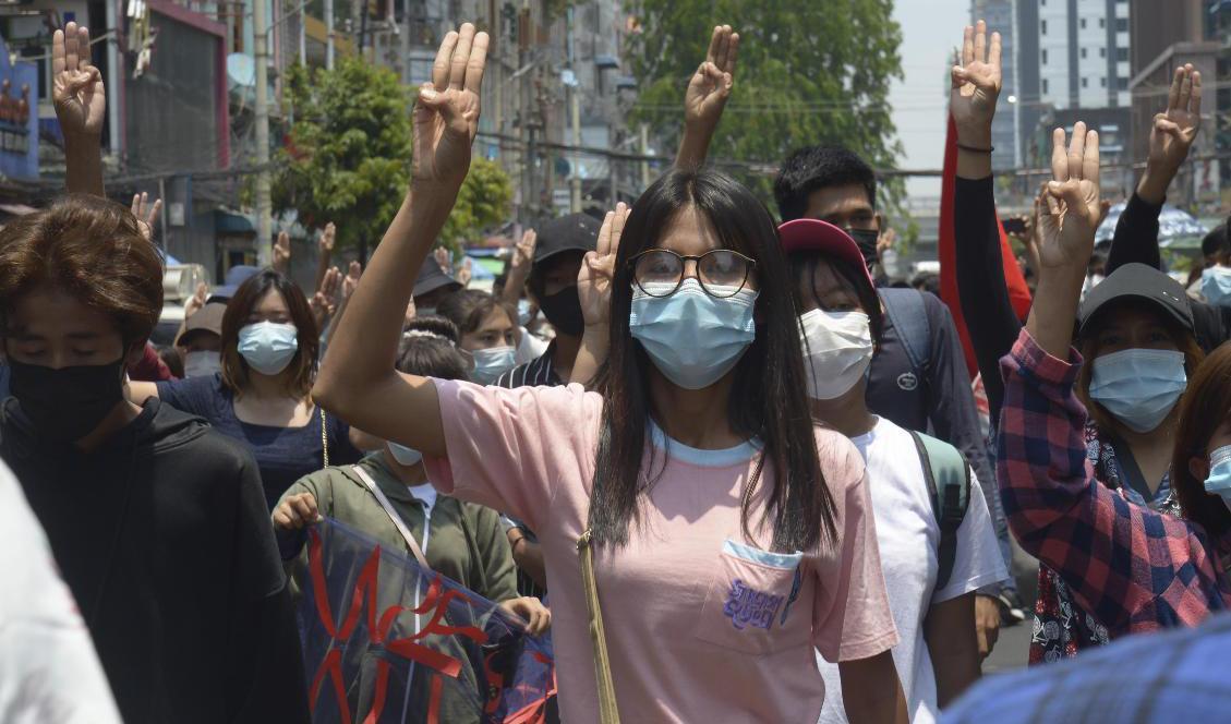 Protester i Myanmars största stad Rangoon i fredags, inför militärjuntans möte med samarbetsorganisationen Asean. Foto: AP/TT