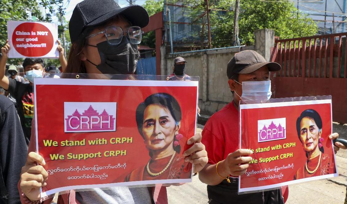 Demonstration till stöd för Aung San Suu Kyi i Myanmars största stad Rangoon. Bild från tidigare i april. Foto: AP/TT