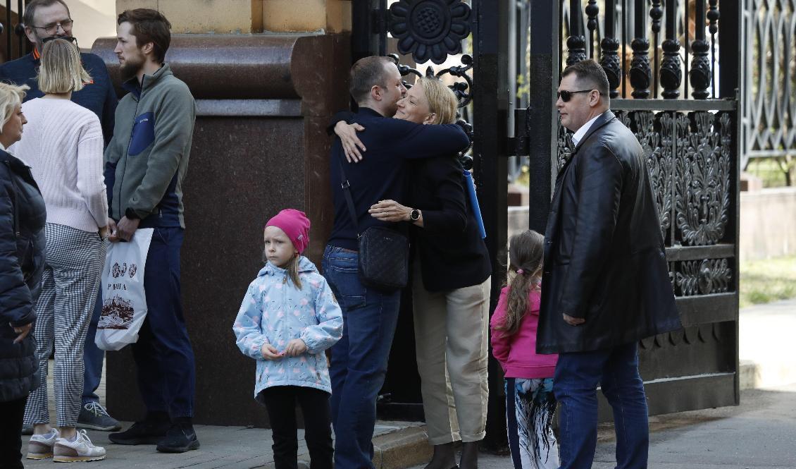 Tjeckiska diplomater och deras familjer gör sig redo för att lämna ambassaden i Moskva efter att de utvisats ur landet. Arkivbild. Foto: Pavel Golovkin/AP/TT