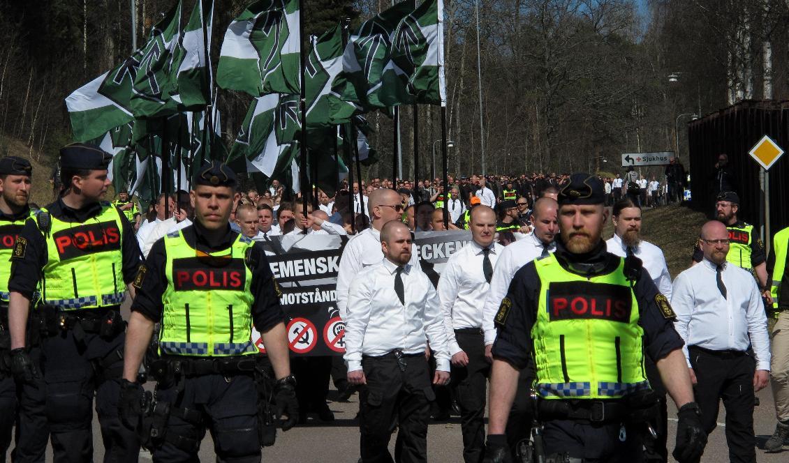 








Nordiska motståndsrörelsen marscherar i Falun 1 maj 2017. Foto: Edaen/CC BY-SA 4.0                                                                                                                                                                                                                                                                                                                                                                                                            