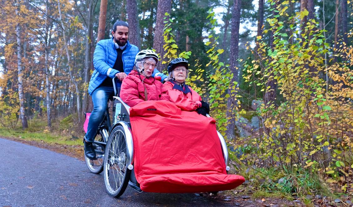 Järfälla kommun fick inspiration från Uppsala, där Cykling utan ålder har funnits i många år. En volontär kör två äldre i lådcykel i Uppsala, 7 november 2018. Foto: Cycling without age/ CC BY-ND 2.0