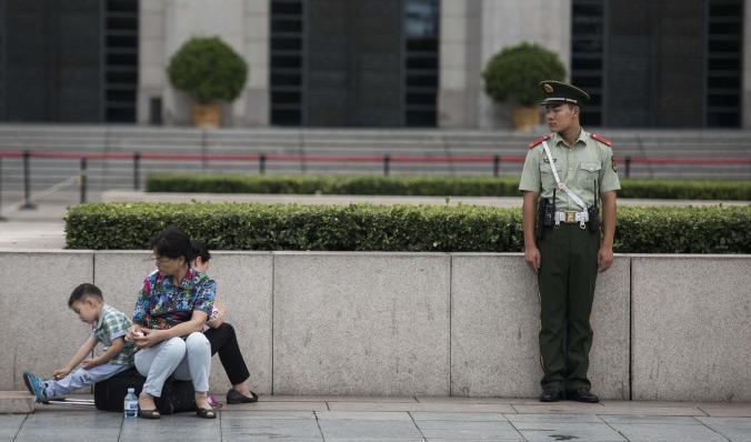 





Det spelar ingen roll om en kinaättad person befinner sig i Kina eller i något annat land, för regimen är den ändå alltid primärt en kines, som hålls under uppsyn och avkrävs lojalitet mot kommunistpartiet. Foto: Fred Dufour/Getty Images.                                                                                                                                                                                                                                                                          