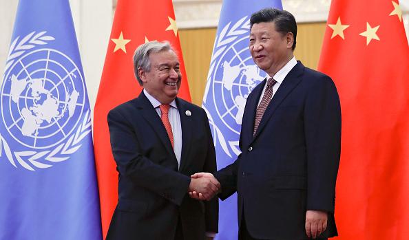 Kinas främsta internationella måltavla är USA, men kommunistregimen har också ökat sitt globala inflytande genom FN, där man har lyckats besätta flera centrala positioner. Här skakar FN:s generalsekreterare Antonio Guterres hand med Kinas ledare Xi Jinping. Foto:  Andy Wong/Getty Images