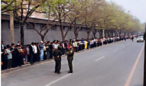 
















Tiotusen Falun Gong-utövare samlades 25 april 1999 utanför regeringshögkvarteret Zhongnanhai i Peking för att vädja för att den då inledande förföljelsen av meditationsmetoden skulle stoppas.                                                                                                                                                                                                                                                                                                                                                                                                                                                                                                                                                                                                                                                                                                                                                                             