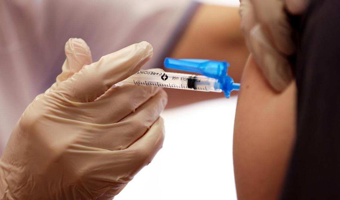 

En person vaccineras i Los Angeles i USA den 7 januari 2021. Foto: Mario Tama/Getty Images                                                                                        
