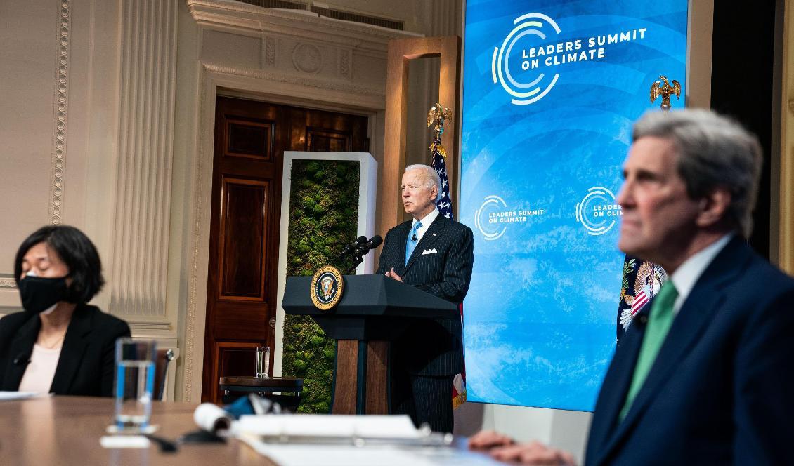 


USA:s president Joe Biden talar under det virtuella klimattoppmötet, i Vita huset, omgiven av handelsrepresentant Katherine Tai och klimatchef John Kerry.
Foto: Anna Moneymaker-Pool/Getty Images                                                                                                                                    