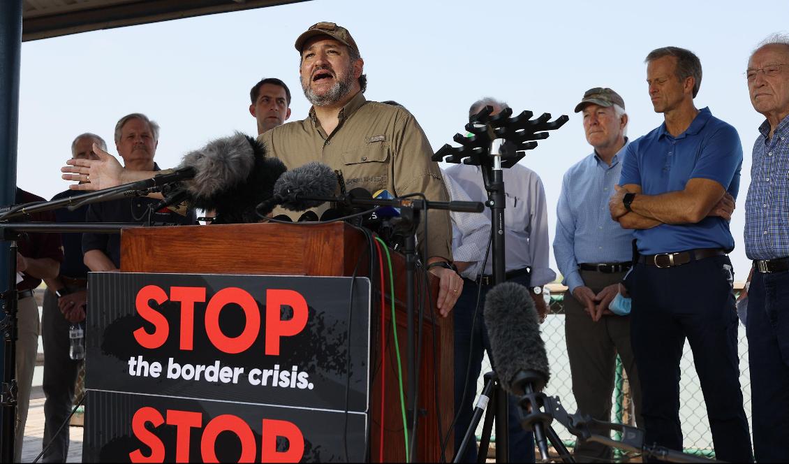 Senator Ted Cruz (Republikan, Texas) talar vid en presskonferens i Mission, Texas, efter en båttur med en delegation politiker på floden Rio Grande, den 26 mars 2021. Foto: Joe Raedle/Getty Images