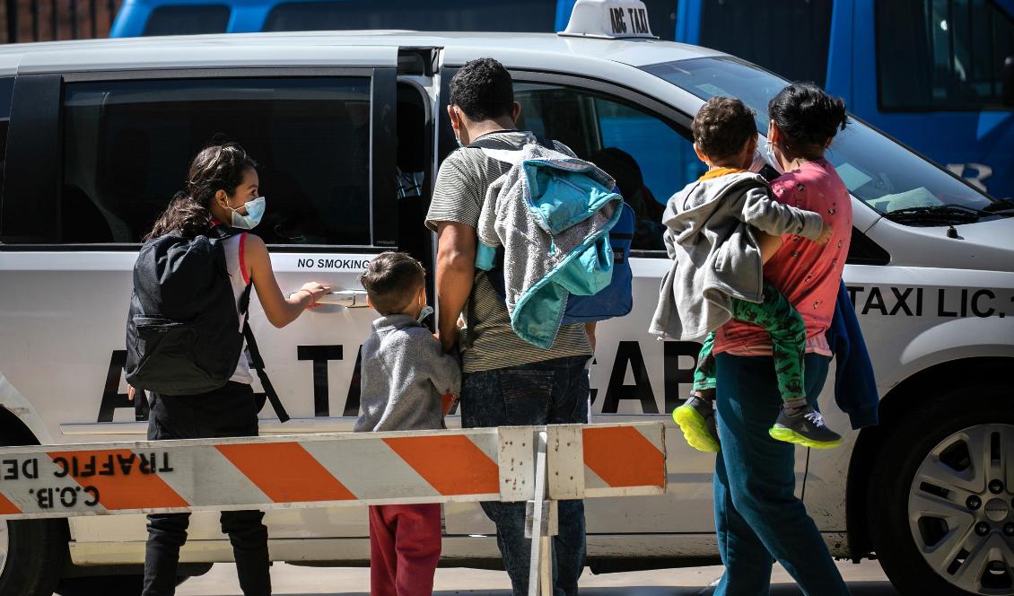 En migrantfamilj tar taxin till flygplatsen för att resa vidare inom USA, efter att ha släppts av myndigheterna i Brownsville, Texas, februari 2021.
Foto: John Moore/Getty Images