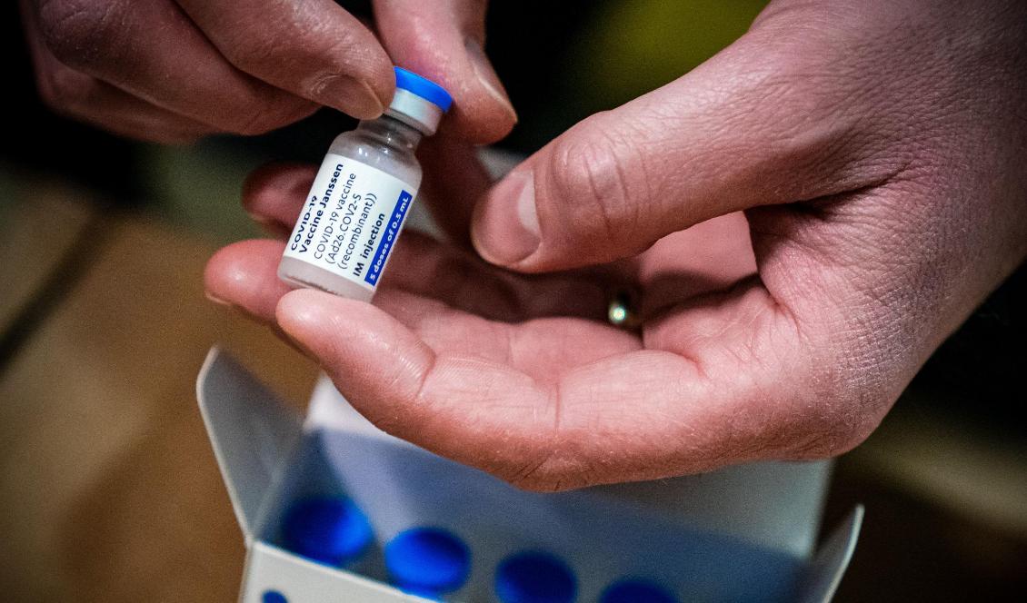 Folkhälsomyndigheten har beslutat rekommendation om fortsatt paus för covid-19-vaccin från Janssen. Foto: Rob Engelaar/AFP via Getty Images